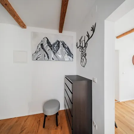 Innsbruck City Chalet アパートホテル 3*