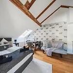 Innsbruck City Chalet 3*